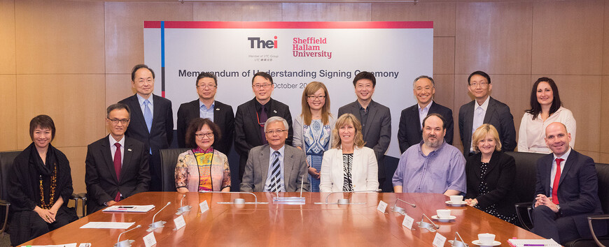 VTC執行幹事（前排左三）及THEi校長林麟書教授 (前排左四) 與來港出席簽署儀式的謝菲爾德哈蘭大學代表合照  